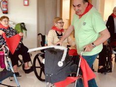 Berriro jantzi dugu sanferminetako zapi gorria Sanfermin Txurdinagabarri Adinekoen Egoitzan
