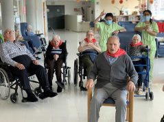 Berriro jantzi dugu sanferminetako zapi gorria Sanfermin Txurdinagabarri Adinekoen Egoitzan