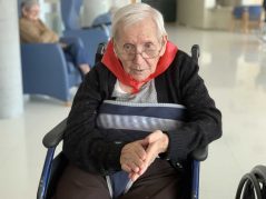 Berriro jantzi dugu sanferminetako zapi gorria Sanfermin Txurdinagabarri Adinekoen Egoitzan