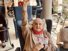 Berriro jantzi dugu sanferminetako zapi gorria Sanfermin Txurdinagabarri Adinekoen Egoitzan
