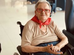Berriro jantzi dugu sanferminetako zapi gorria Sanfermin Txurdinagabarri Adinekoen Egoitzan