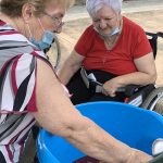 Sangría sin alcohol en el taller de cocina de Txurdinagabarri Residencia de mayores Txurdinagabarri de Bilbao - Taller de cocina - Agosto 2020