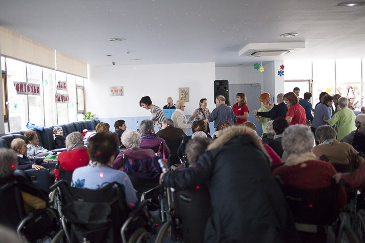 Barandiaran Egoitzak "txitxiburduntziz" eta musikaz ospatu zuen Santo Tomas Musika eta dantza Koldokin