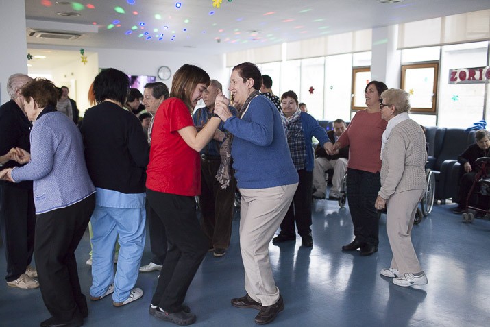 Barandiaran Egoitzak "txitxiburduntziz" eta musikaz ospatu zuen Santo Tomas Musika eta dantza Koldokin