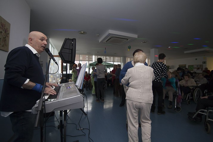 Barandiaran Egoitzak "txitxiburduntziz" eta musikaz ospatu zuen Santo Tomas Musika eta dantza Koldokin