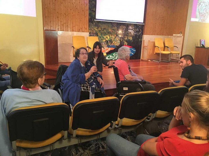 En Begoñazpi y Urdaneta explicando el Programa Intergeneracional de Txurdinagabarri En Urdaneta y Begoñazpi