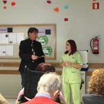 El mago Nock nos deja con la boca abierta en Txurdinagabarri El mago saca a una gerocultora de la Residencia de ancianos Txurdinagabarri de Bilbao