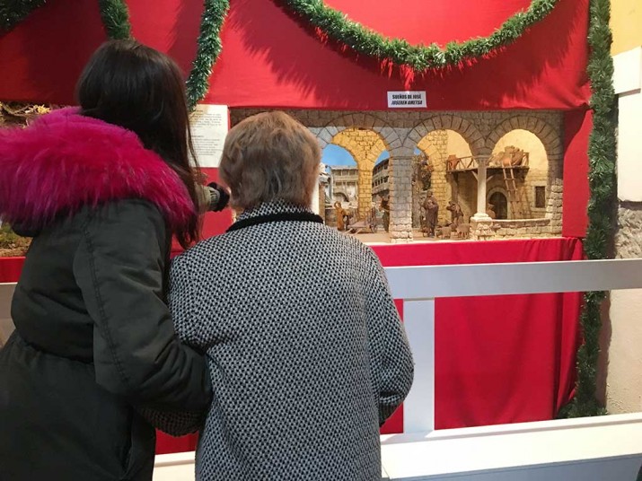 En la exposición de belenes de Bilbao Personas mayores de Txurdinagabarri en la Exposición de Belenes