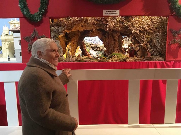 En la exposición de belenes de Bilbao Personas mayores de Txurdinagabarri en la Exposición de Belenes