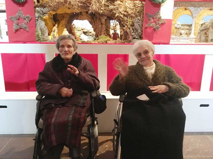 En la exposición de belenes de Bilbao Personas mayores de Txurdinagabarri en la Exposición de Belenes