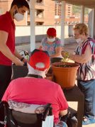 Taller de jardinería en la Residencia de mayores Txurdinagabarri