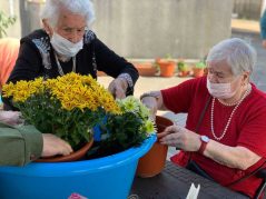 Taller de jardinería en la Residencia de mayores Txurdinagabarri