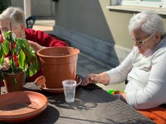 Taller de jardinería en la Residencia de mayores Txurdinagabarri