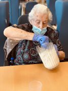 Erroskilak prestatzen dugu Txurdinagabarri Egoitzan Rosquillas por San Blas en la Residencia Txurdinagabarri