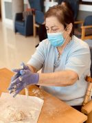 Erroskilak prestatzen dugu Txurdinagabarri Egoitzan Rosquillas por San Blas en la Residencia Txurdinagabarri