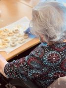 Erroskilak prestatzen dugu Txurdinagabarri Egoitzan Rosquillas por San Blas en la Residencia Txurdinagabarri