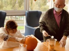 Gau Beltza - Santu Guztien Egunean primeran pasatu genuen Halloween y Todos los Santos en la Residencia Txurdinagabarri