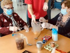 Gau Beltza - Santu Guztien Egunean primeran pasatu genuen Halloween y Todos los Santos en la Residencia Txurdinagabarri