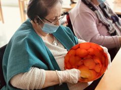 Gau Beltza - Santu Guztien Egunean primeran pasatu genuen Halloween y Todos los Santos en la Residencia Txurdinagabarri