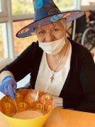 Gau Beltza - Santu Guztien Egunean primeran pasatu genuen Halloween y Todos los Santos en la Residencia Txurdinagabarri