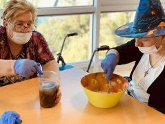 Gau Beltza - Santu Guztien Egunean primeran pasatu genuen Halloween y Todos los Santos en la Residencia Txurdinagabarri