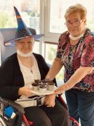 Gau Beltza - Santu Guztien Egunean primeran pasatu genuen Halloween y Todos los Santos en la Residencia Txurdinagabarri