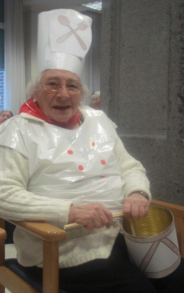 Tamborrada rojiblanca en el Carnaval de Txurdinagabarri Carnaval en Txurdinagabarri