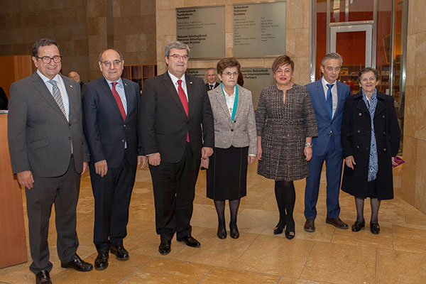 Iñigo Pombo, concejal de Políticas Sociales de Bilbao; Jon Darpón, consejero de Salud del Gobierno Vasco; Juan María Aburto, alcalde de Bilbao; sor Esther Berruete, segunda consejera general de Hermanas Hospitalarias; Isabel Sánchez Robles, diputada de Acción Social de la Diputación de Bizkaia; Mikel Tellaeche, director de Hermanas Hospitalarias Aita Menni, y sor Matilde Porras, Superiora Provincial de España. 25-aniversario-Aita-Menni-DCA
