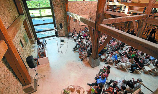 La gran 'familia' del Hospital Aita Menni disfrutó de una estupenda jornada de convivencia en Chillida-Leku