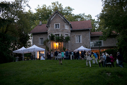 La gran 'familia' del Hospital Aita Menni disfrutó de una estupenda jornada de convivencia en Chillida-Leku