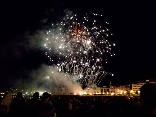 Nos fuimos a ver los fuegos artificiales de la Aste Nagusia donostiarra Nos fuimos a ver los fuegos artificiales de la Aste Nagusia donostiarra