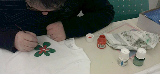 La decoración de camisetas, nueva actividad en el Hospital de Día
