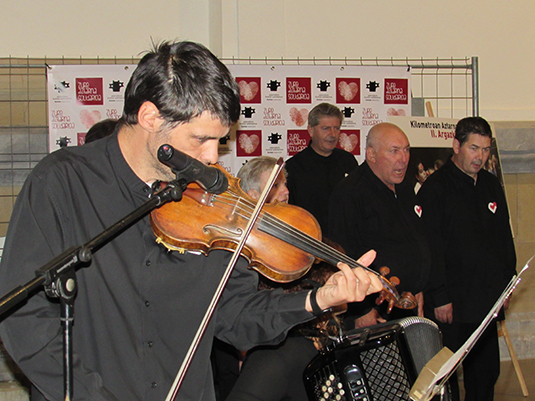 El Coro Antzaran del CRPS de Irún ameniza el Jaialdi Solidario