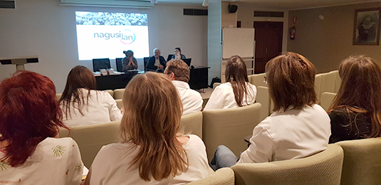 Nagusilan acerca a Aita Menni 'Hilo de plata', su número gratuito de acompañamiento para mayores