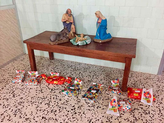 Gabon zoriontsuak istorio pertsonal gogor batzuei aurre egiteko