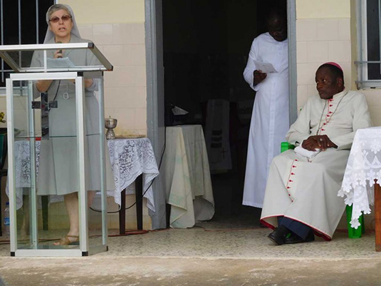 La ministra de Salud y el responsable de la OMS en Liberia, en la inauguración de la Unidad de Salud Mental La ministra de Salud y el responsable de la OMS en Liberia, en la inauguración de la Unidad de Salud Mental