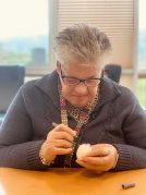 Pazko arrautzak margotzen Pazko arrautzak margotzen