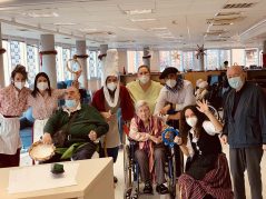 Visita de Olentzero y Mari Domingi