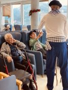 Visita de Olentzero y Mari Domingi