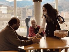 Visita de Olentzero y Mari Domingi
