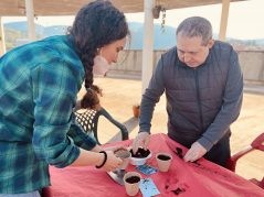 Sembrando flores en nuestro taller de jardinería Sembrando flores en nuestro taller de jardinería