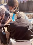 Sembrando flores en nuestro taller de jardinería Sembrando flores en nuestro taller de jardinería