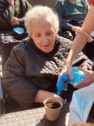 Sembrando flores en nuestro taller de jardinería Sembrando flores en nuestro taller de jardinería