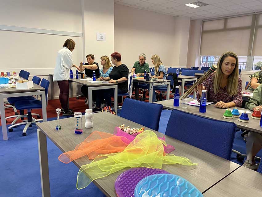 Formadoras de Aita Menni y alumnado del IFAS, trabajando con materiales específicos