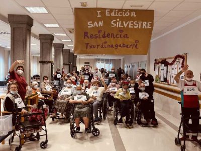 Participantes en la San Silvestre de la Residencia de mayores Txurdinagabarri de Bilbao