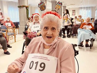 Participantes en la San Silvestre de la Residencia de mayores Txurdinagabarri de Bilbao