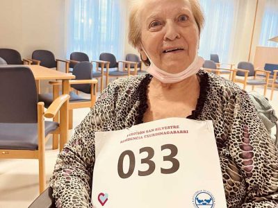 Participantes en la San Silvestre de la Residencia de mayores Txurdinagabarri de Bilbao
