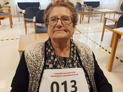 Participantes en la San Silvestre de la Residencia de mayores Txurdinagabarri de Bilbao