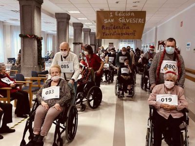 Participantes en la San Silvestre de la Residencia de mayores Txurdinagabarri de Bilbao
