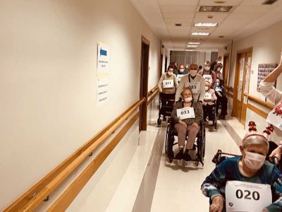 Participantes en la San Silvestre de la Residencia de mayores Txurdinagabarri de Bilbao